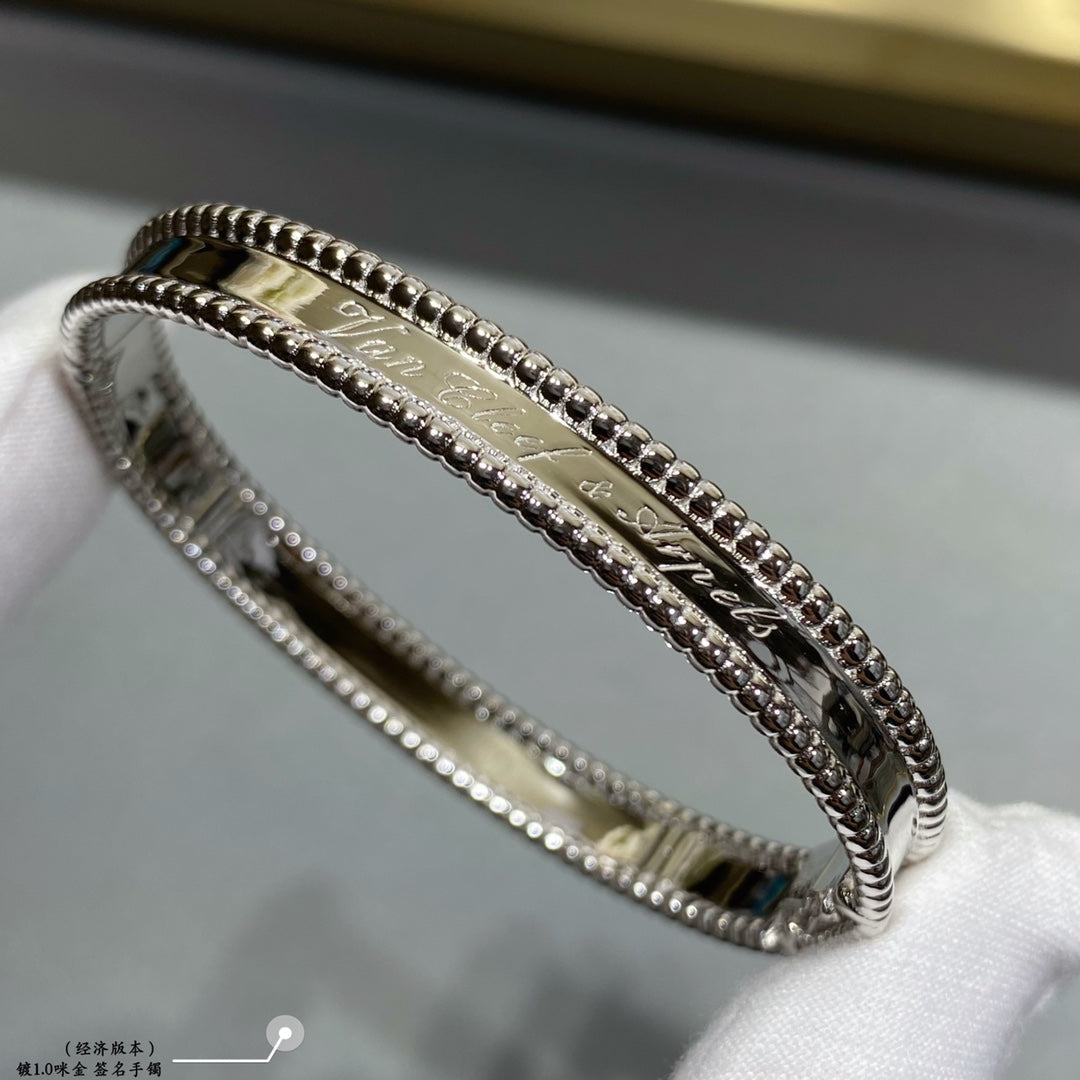 צמיד VCA קשיח