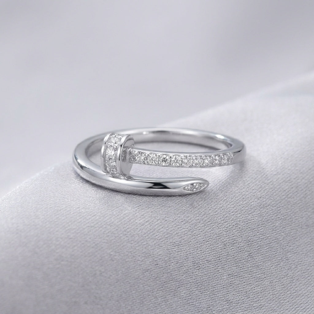 טבעת מסמר משובץ